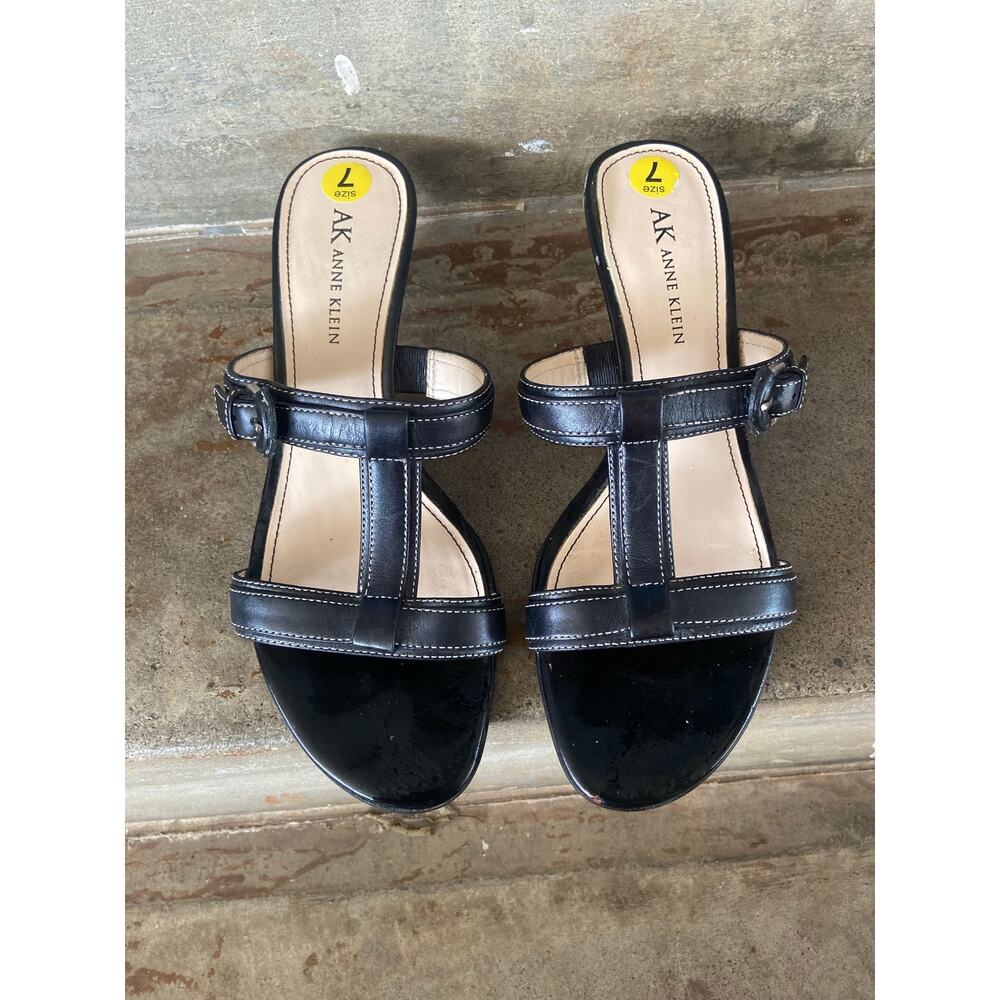 AK Anne Klein black leather t strap kitten heel sandal